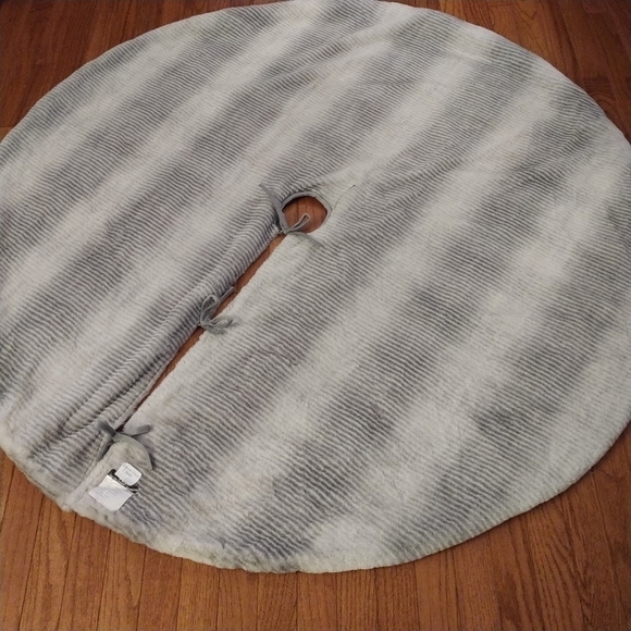 Mumbai Christmas Tree Skirt Platinum Faux Mink Fur Round Gorgeous Skirt 54" - Picture 2 of 11